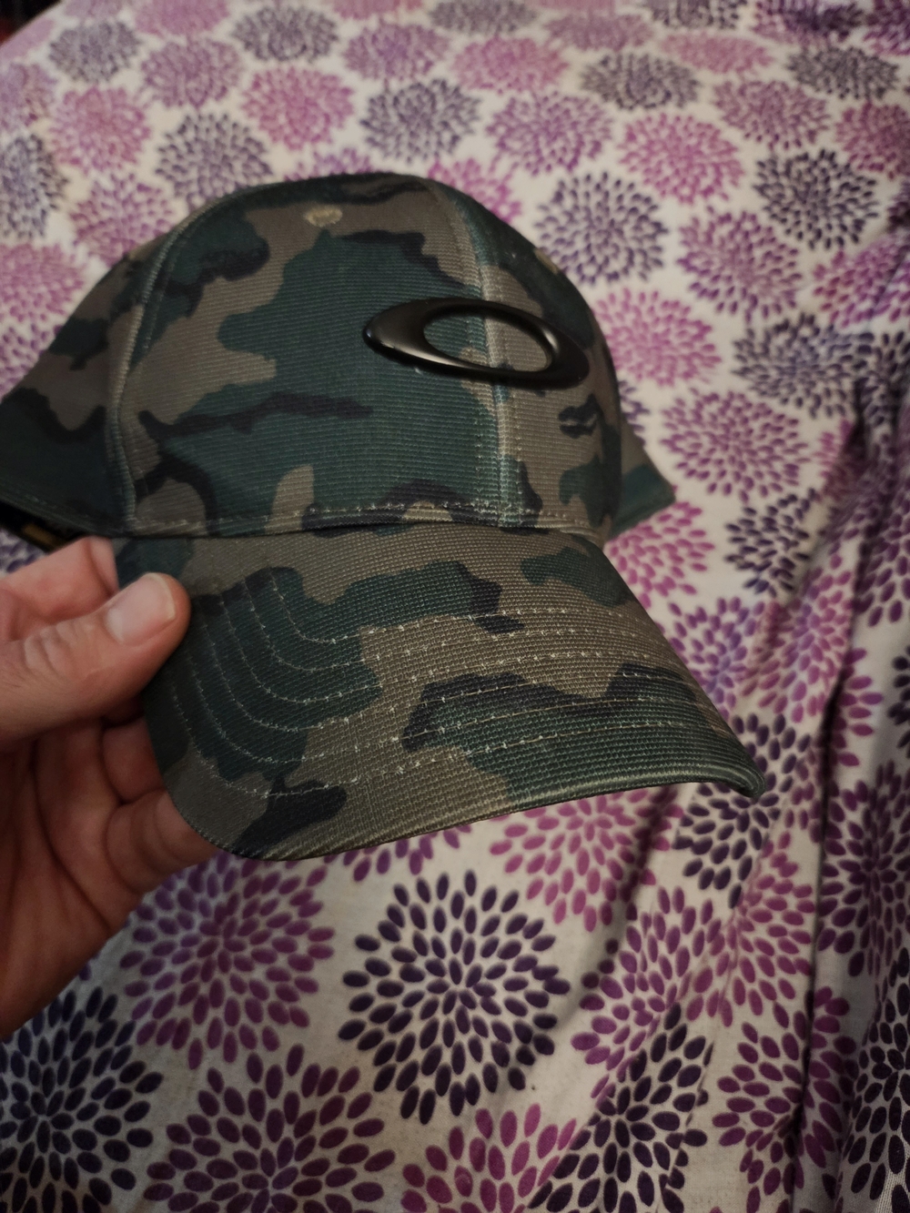 Oakley Camo Hat Size Large!